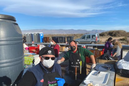 Tapas y bebidas a cargo de la Hermandad de la Macarena.