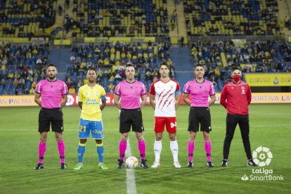 La foto de los capitanes con el equipo arbitral.