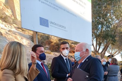 El consejero de Salud saluda a los representantes políticos almerienses.