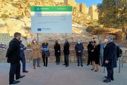 A las puertas de la Alcazaba de Almería, donde este martes se reúne el Consejo de Gobierno.