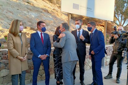 Bendodo saluda a su llegada a la almeriense Marta Bosquet, presidenta del Parlamento andaluz.