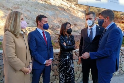 Charla previa entre las autoridades a las puertas del recinto de la Alcazaba.