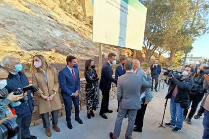 Los medios de comunicación toman imágenes de la llegada de los consejeros.