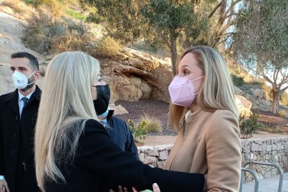 Patricia del Pozo junto a Maribel Sánchez, delegada del Gobierno en Almería.