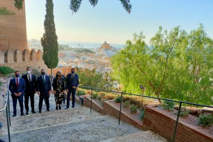 Juan Marín, Ramón Fernández-Pacheco, Juanma Moreno, Marta Bosquet y Javier Aureliano García en la escalinata de entrada.