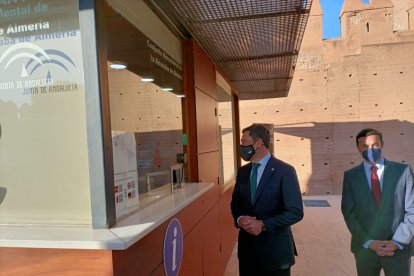 El presidente de la Junta, Juanma Moreno, a su llegada a la Alcazaba de Almería.