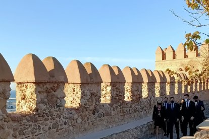 La comitiva recorre parte del recinto de la Alcazaba.
