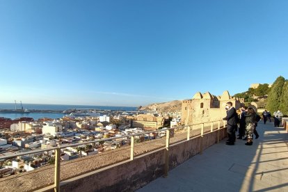 Disfrutan de unas vistas espectaculares desde la Alcazaba.