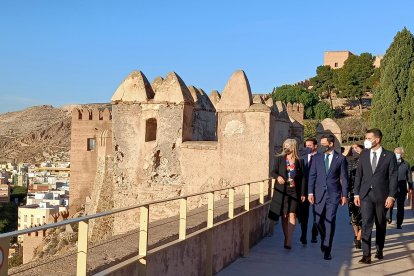Recorren parte del recinto de la Alcazaba que ofrecen unas vistas espectaculares de la ciudad de Almería.