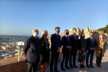 Posan para los medios de comunicación allí presentes.