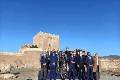 Foto de familia del Consejo de Gobierno andaluz junto con representantes políticos de Almería.