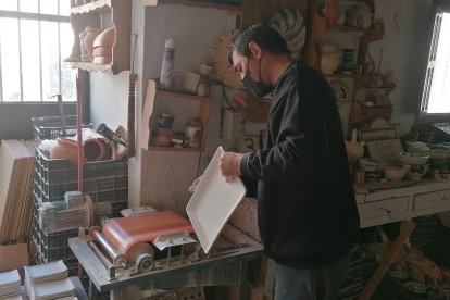 Martín Pronyk, un argentino que trabaja en Alfarería Ángel y Loli desde 2018.