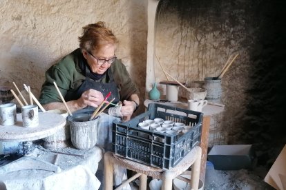 Loli García enseña a LA VOZ cómo pintaba las piezas cuando era cría.