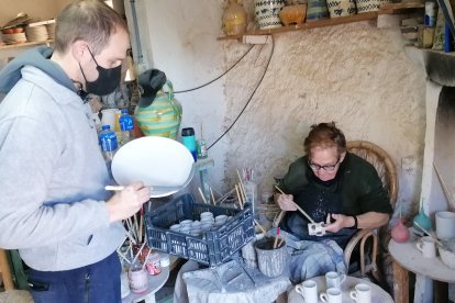 Madre e hijo pintando.