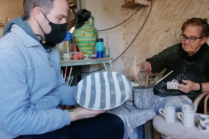 Lorenzo heredó sus genes de alfarero de su madre, Loli.