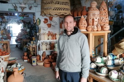 Lorenzo en uno de los pasillos de su histórica tienda.