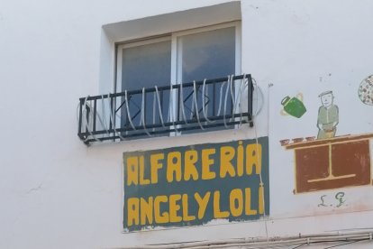 Una de las entradas a Alfarería Ángel y Loli, en calle Real de las Eras de Níjar.