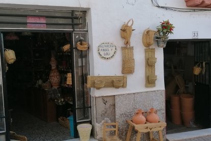 Vista de la parte frontal de la tienda y taller.