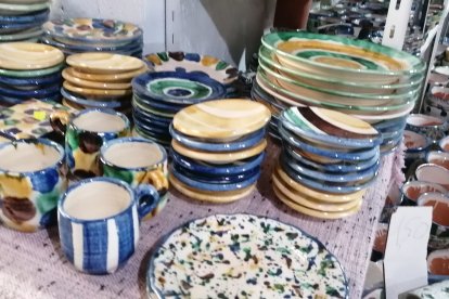 Objetos con los colores típicos de la cerámica nijareña.