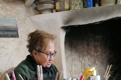 Loli García enseña a LA VOZ cómo pintaba las piezas cuando era cría.