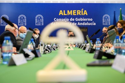 Un indalo en la mesa donde se sentó el Consejo de Gobierno de la Junta de Andalucía.