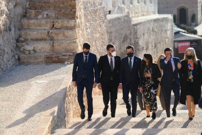 El alcalde y el presidente de la Diputación han recibido al Ejecutivo andaluz en la Alcazaba.