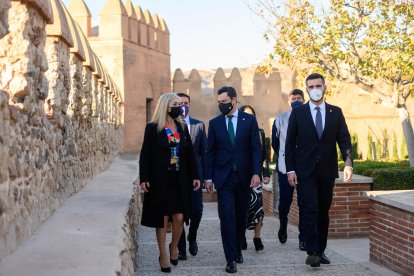Juanma Moreno charla con Patricia del Pozo mientras recorren la Alcazaba acompañados por el alcalde de Almería y el presidente de la Diputación.