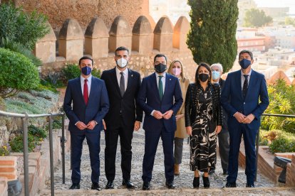 Javier A. García, Ramón Fernández-Pacheco, Juanma Moreno, Marta Bosquet y Juan Marín y detrás Maribel Sánchez Torregrosa y Manuel de la Fuente.