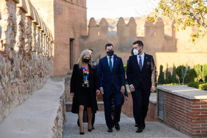 Patricia del Pozo y Juanma Moreno escuchan a Ramón Fernández-Pacheco mientras recorren la Alcazaba.