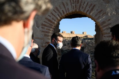 Ramón Fernández-Pacheco dialogo con Juanma Moreno, de espaldas.