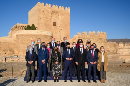 Miembros del Consejo de Gobierno de la Junta con representantes políticos de Almería.
