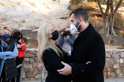 Patricia del Pozo y Ramón Fernández-Pacheco se saludan con un cariñoso gesto.