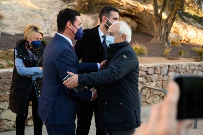 El presidente de la Diputación, Javier A. García, saluda al subdelegado del Gobierno, Manuel de la Fuente.