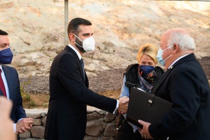 Ramón Fernández-Pacheco, alcalde de Almería, recibe a Jesús Aguirre, consejero de Salud, a su llegada a la Alcazaba.