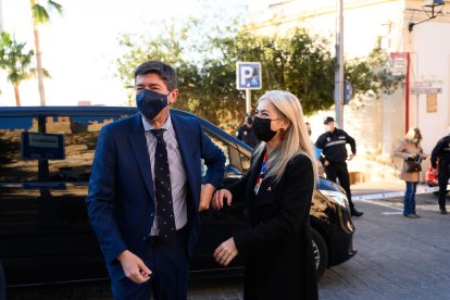 Patricia del Pozo recibe a Juan Marín a su llegada a la Alcazaba.