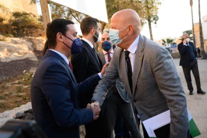 Javier A. García, presidente de la Diputación de Almería, estrecha la mano de Javier Imbroda, consejero de Educación y Deporte.