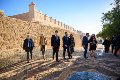 Las autoridades políticas, dirigiéndose al espacio de la Alcazaba reservado para celebrar el Consejo de Gobierno.