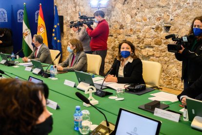Los medios tomando imágenes del Consejo de Gobierno celebrado en Almería.