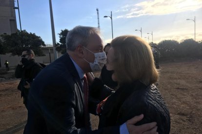 Diego Vargas saluda a María Pintor, esposa de Gabriel Amat.