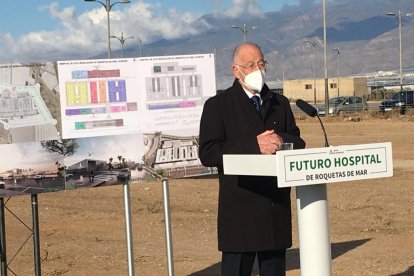 El alcalde de Roquetas, Gabriel Amat, toma la palabra.