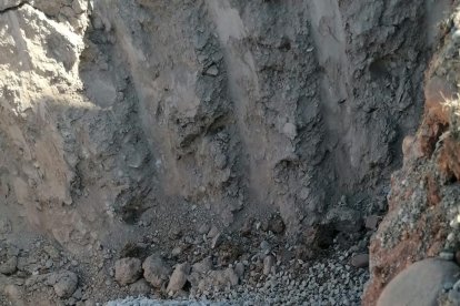 Urna enterrada en los terrenos en los que se levantará el nuevo hospital.