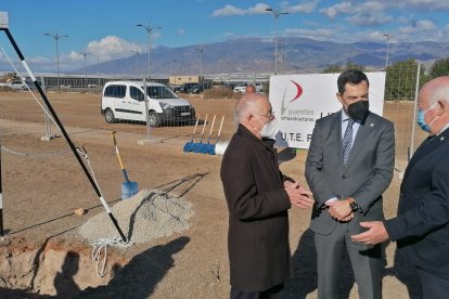 Gabriel Amat, Juanma Moreno y Jesús Aguirre, tras colocar la primera piedra del Hospital de Roquetas.