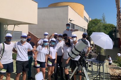 Armando junto a sus compañeros de clase mostrándole su equipo