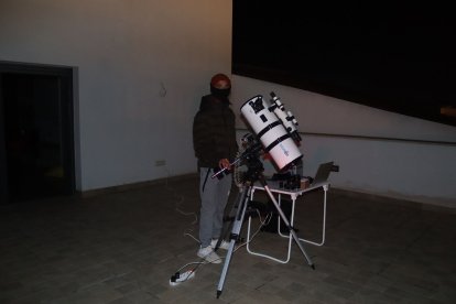 El jóven huercalense observa el universo nocturno