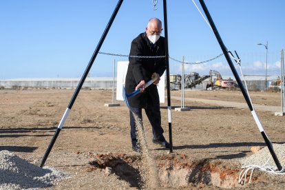 Gabriel Amat en el simbólico acto de colocación de la primera piedra del Hospital de Roquetas.