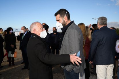 Gabriel Amat saluda a Fernández-Pacheco, alcalde de Almería.