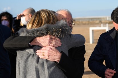 Amat abraza a Maribel Sánchez, delegada de Gobierno de la Junta de Andalucía en Almería.