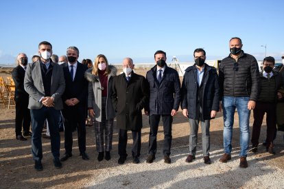 Foto de familia con algunos de los alcaldes almerienses que acudieron a la colocación de la primera piedra.