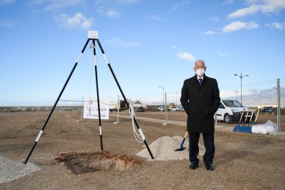 Gabriel Amat justo al lado del lugar donde se escenificó el comienzo de las obras del Hospital de Roquetas.