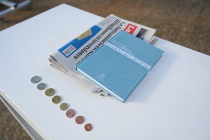 En la urna se metieron monedas en curso legal, periódicos locales del día, el Estatuto de Autonomía de Andalucía y varios viales de la vacuna contra la COVID-19.